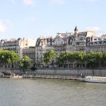 Schoene Haeuser auf der anderen Seite des Flusses Seine in Paris