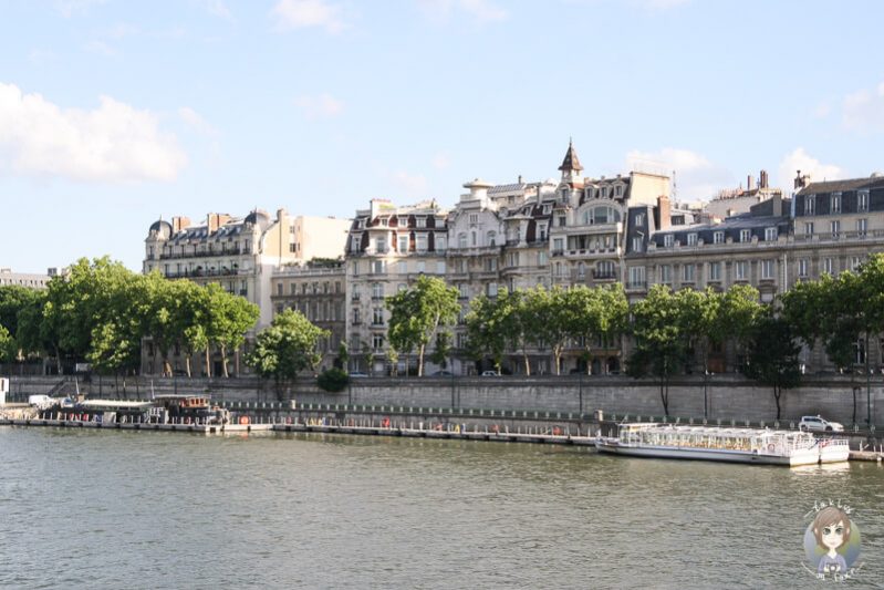 Schoene Haeuser auf der anderen Seite des Flusses Seine in Paris