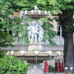 Ein mehrstufiger Springbrunnen mit Figuren im Jardin de la Nouvelle France Paris