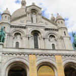 Die Fassade der Sacré Coeur in Paris