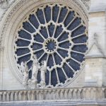 Eine Fensterrosette der Kathedrale Notre Dame in Paris