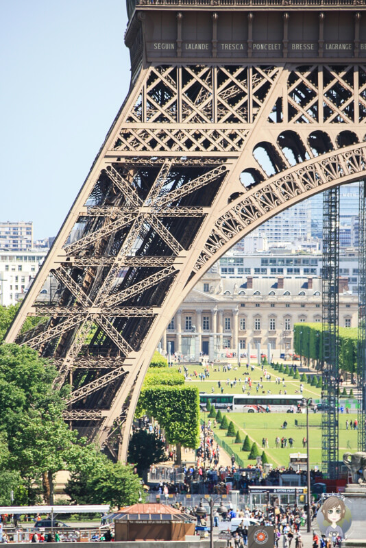 Detailaufnahme vom Eiffelturm, der Fuss