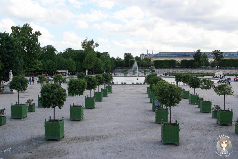 Spaziergang durch den Jardin des Tuileries Paris mit Blick auf den Teich