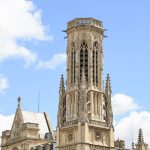 Der Kirchturm mit gerader Spitze nahe des Louvre