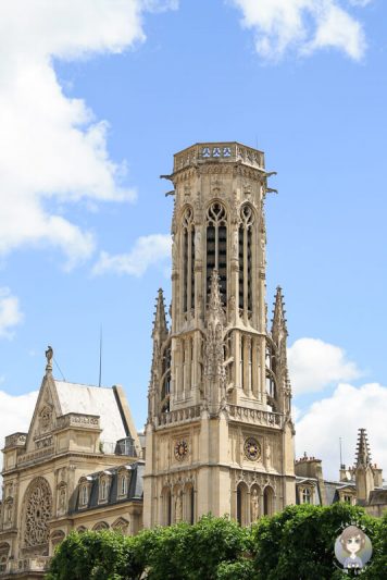 Der Kirchturm mit gerader Spitze nahe des Louvre