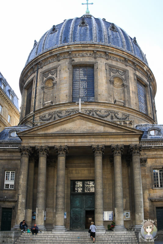 Eine Kirche in Paris in einer Seitenstrasse