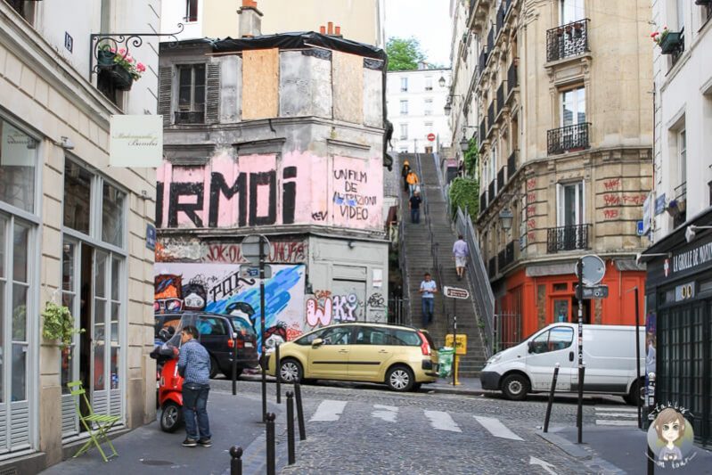 Blick in das Kuenstlerviertel Montmartre in Paris