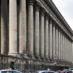 Die Saeulen an der Seite der Kirche Madeleine in Paris