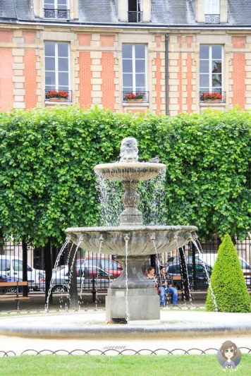 Ein einfacher Springbrunnen auf dem Platz der Vogesen