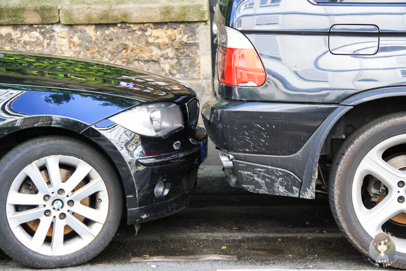 Zwei Autos parken Stossstange an Stossstange in Paris