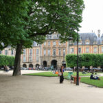 Platz der Vogesen in Paris mit rotem Gebaeude im Hintergrund