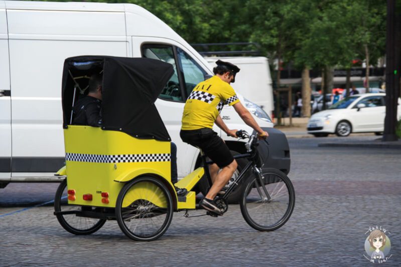 Ein Post Kurier auf seinem Fahrrad in paris