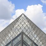 Eine Aufnahme der Glaspyramide des Louvre Paris