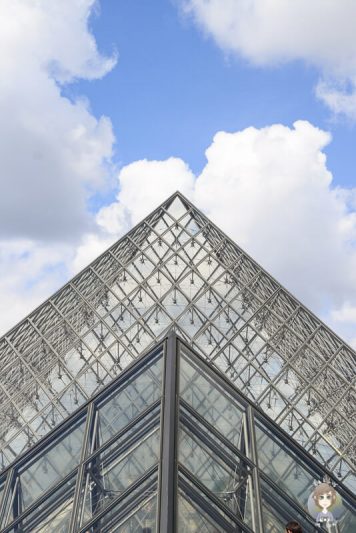 Eine Aufnahme der Glaspyramide des Louvre Paris