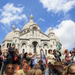 Touristen vor der Sacré-Cœur de Montmartre Paris