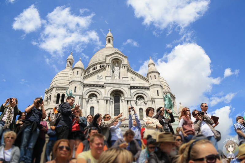 Touristen vor der Sacré-Cœur de Montmartre Paris