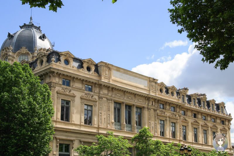 Schoenes Gebauede mit Saeulen und Stuck in Paris