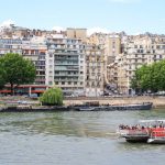 Blick auf den Fluss Seine in Paris mit Haeusern im Hintergrund