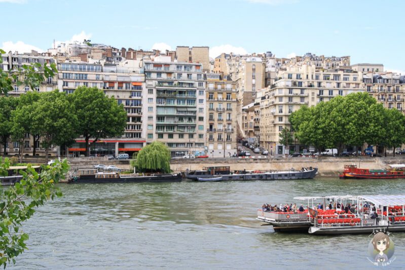 Blick auf den Fluss Seine in Paris mit Haeusern im Hintergrund