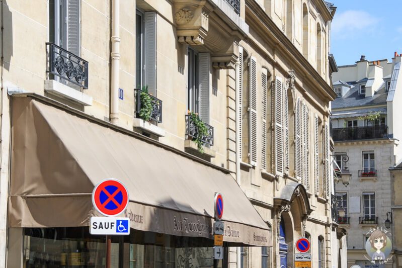 Seitenstrasse an der Kathedrale Notre Dame in Paris