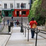Blick eine Treppe hinunter im Kuenstlerviertel von Paris