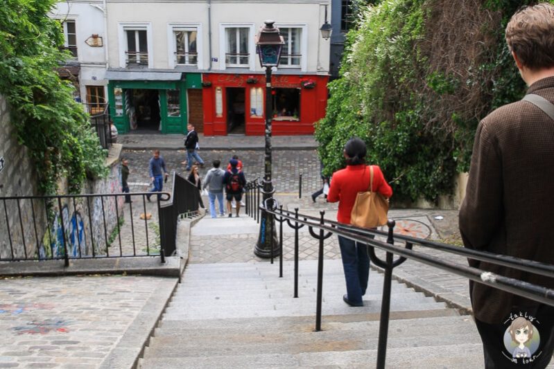 Blick eine Treppe hinunter im Kuenstlerviertel von Paris