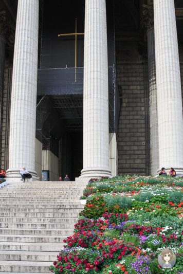 Der Eingang der Kirche Madeleine in Paris