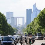 Verkehr auf der Avenue de la Grande-Armée in Paris