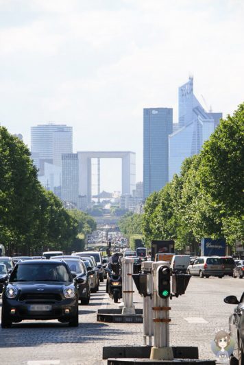 Verkehr auf der Avenue de la Grande-Armée in Paris