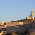 Blick auf die Basilika und das Fort Saint-Nicolas in Marseille bei Sonnenuntergang