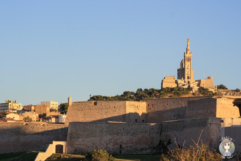 Blick auf die Basilika und das Fort Saint-Nicolas in Marseille bei Sonnenuntergang