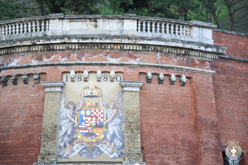 Bild auf einer Mauer am Fuße des Burgbergs in Budapest