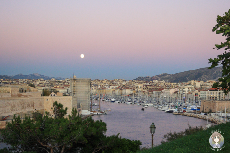 Ein abendlicher Blick auf den Hafen Marseille 