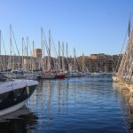 Blick auf den Hafen von Marseille in der untergehenden Sonne