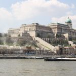 Blick auf den Burgpalast in Budapest von der Donau