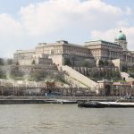 Blick auf den Burgpalast in Budapest von der Donau