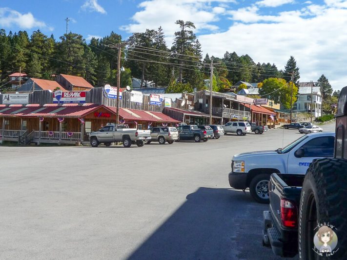 Die Hauptstrasse mit Laeden in Cloudcroft New Mexico
