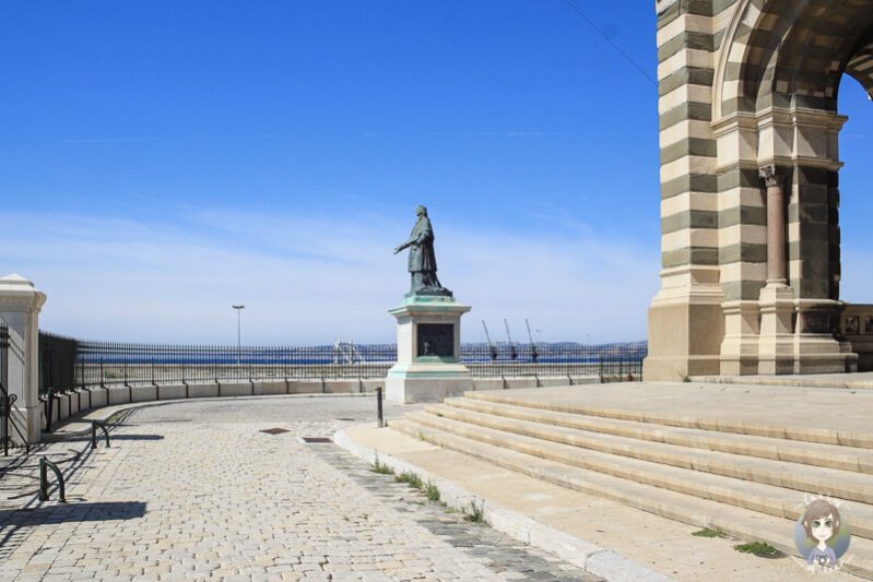 Der Kirchenvorhof von Marseilles Kathedrale