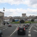 Blick auf den Kreisverkehr an der Kettenbruecke in Budapest