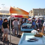 Fischverkaeufer auf dem Fischmarkt in Marseille