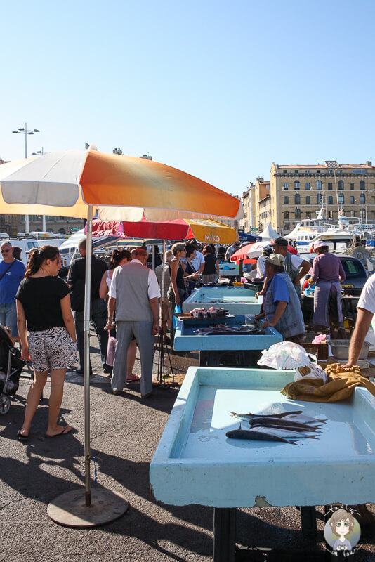 Fischverkaeufer auf dem Fischmarkt in Marseille