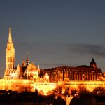 Die Fischerbastei erstrahlt in der Nacht in Budapest