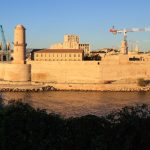 Blick auf das Fort Saint-Jean in Marseille bei Sonnenuntergang