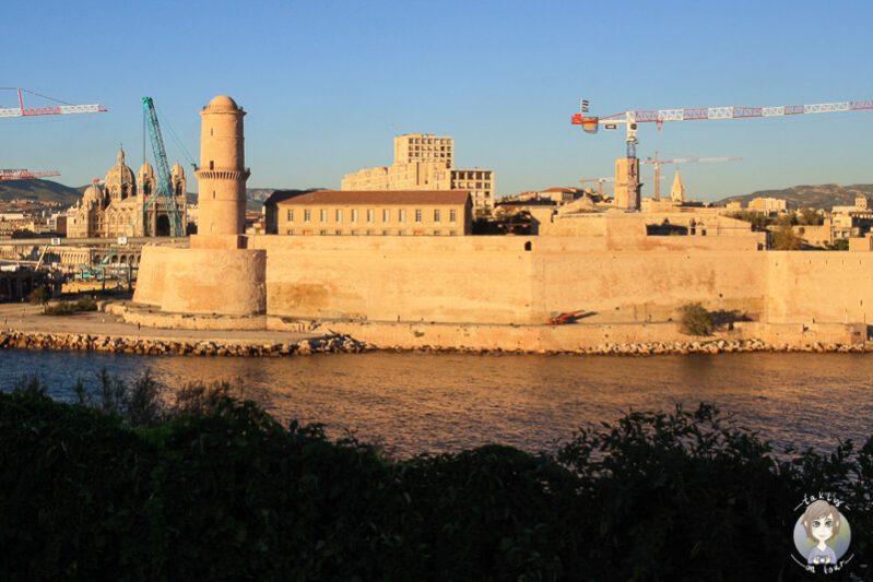 Blick auf das Fort Saint-Jean in Marseille bei Sonnenuntergang