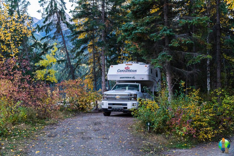 Ein Camper auf dem Mount Robson Campground als Frau alleine in Kanada