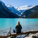 Als Frau alleine mit dem Camper durch Kanada hier schaut sie auf den Lake Louise