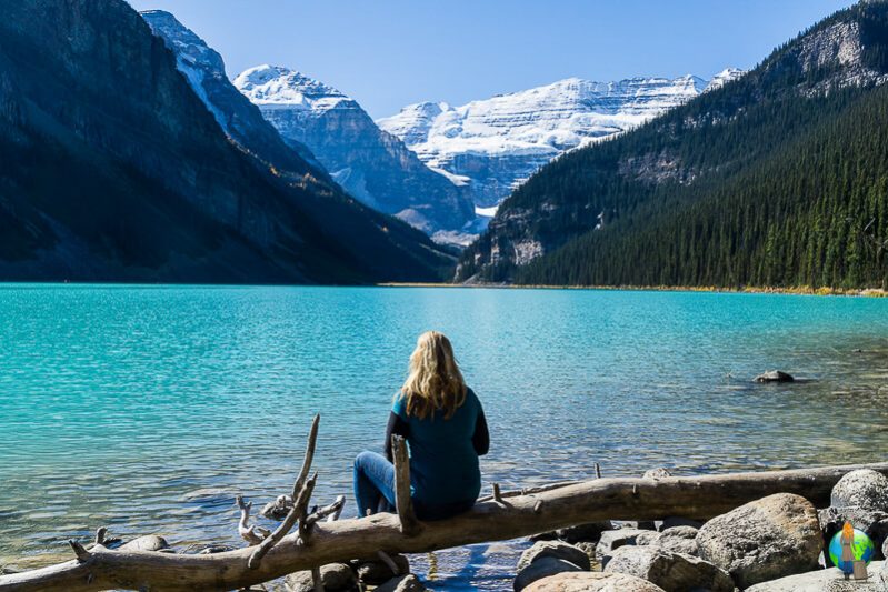 Als Frau alleine mit dem Camper durch Kanada hier schaut sie auf den Lake Louise