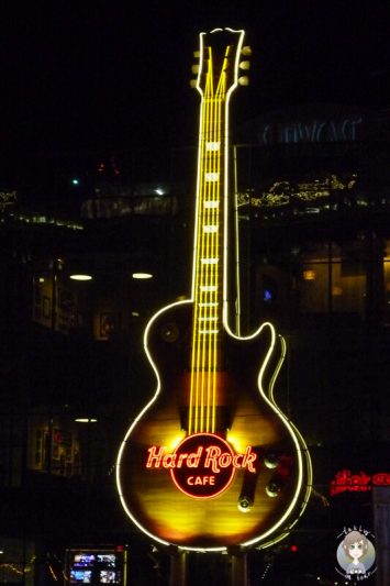 Blick auf das beleuchtete Hard Rock Cafe in Las Vegas