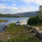 Ein Wohnmobil steht an einem Fjord das Jedermannsrecht in Norwegen gilt nicht fuer Wohnmobile aber die Toleranz zum Wildcampen ist gross