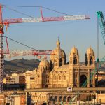 Blick auf die Kathedrale von Marseille bei Sonnenuntergang